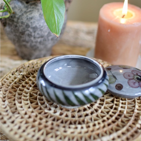 Tonala Mexico Vintage Pottery Trinket Box, Hand-painted - Picture 9 of 10